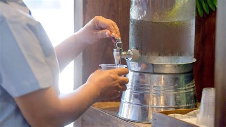 Are restaurants required to offer water?