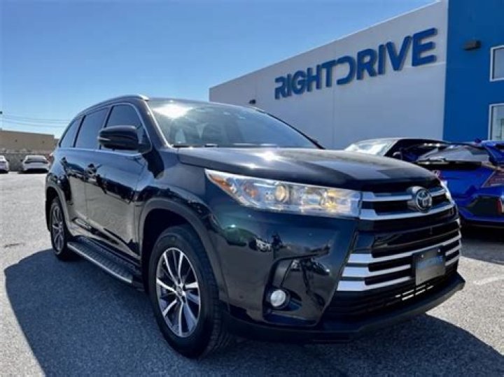 How much should I pay for a 2017 Toyota Highlander XLE?