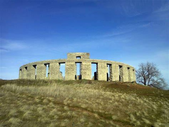 Is Stonehenge on a hill?